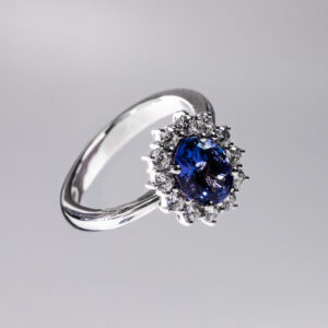 anello charlotte di cara preziosi con zaffiro naturale ovale e diamanti e taglio brillante naturale