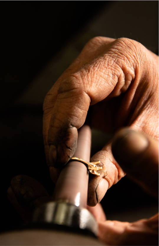 gemmologi e maestri orafi bari, dettaglio artigiano che si occupa della lucidatura di un anello